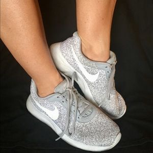 Nike Women Tanjun Sneaker / Running Shoe